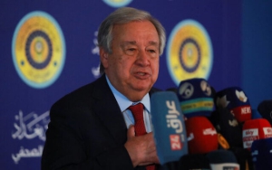 El secretario general de la ONU, Antonio Guterres, ofrece una conferencia de prensa en el marco de la 34ª cumbre de la Liga Árabe en Bagdad, Irak, el 17 de mayo de 2025.