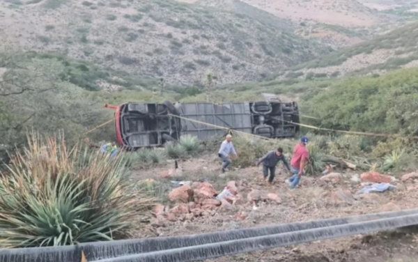 Elementos de Protección Civil llegaron a socorrer a los lesionados.