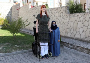 La mujer más alta del mundo vuela por primera vez después de que la aerolínea eliminara 6 asientos para acomodarla