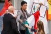 Joven con bandera de México interrumpe ceremonia de entrega del Premio Nobel de la Paz.