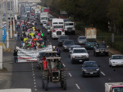 Los inconformes marcharon desde el kilómetro 14 de la carretera a Chapala hasta la terminal aérea
