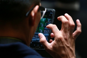 Persona observa su teléfono celular en imagen de archivo.