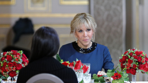 Brigitte Macron asiste a la cena de la temporada de cruces Francia-Portugal en el Palacio del Elíseo en París, Francia, el 11 de febrero de 2022.
