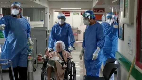 Doña María, de 103 años de edad es despedida de la Clinica 110 del IMSS de Guadalajara, Jalisco, en donde fue atendida tras enfermar de coronavirus.