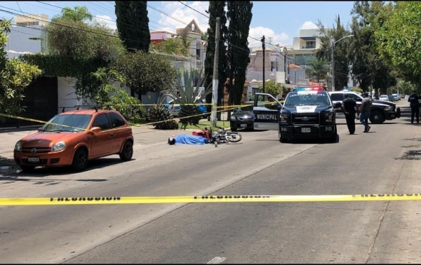 De acuerdo a testimonios, los presuntos causantes tripulaban una camioneta negra tipo SUV. 