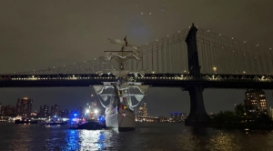 Un barco de la Armada mexicana permanece en el agua después de chocar contra el Puente de Brooklyn el sábado 17 de mayo de 2025 en Nueva York.