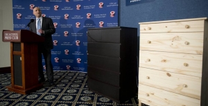 Elliot Kaye, presidente de la Comisión de Seguridad del Consumidor, con dos de las cómodas que Ikea va a retirar.