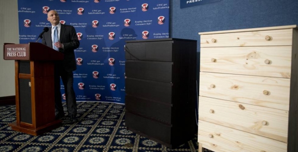 Elliot Kaye, presidente de la Comisión de Seguridad del Consumidor, con dos de las cómodas que Ikea va a retirar. 