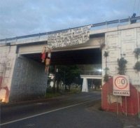 Cuelgan a tres hombres en puente de Tepic y les dejan narco manta
