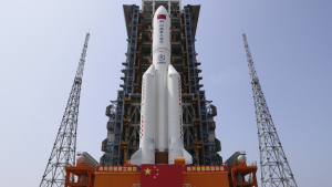 El cohete Larga Marcha-5B Y2, con el módulo central de la estación espacial china a bordo, en el centro de lanzamiento espacial de Wenchang, China, 23 de abril de 2021