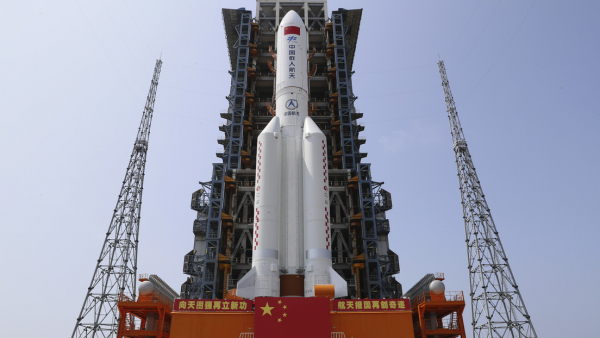 El cohete Larga Marcha-5B Y2, con el módulo central de la estación espacial china a bordo, en el centro de lanzamiento espacial de Wenchang, China, 23 de abril de 2021 