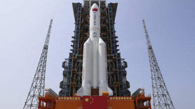 El cohete Larga Marcha-5B Y2, con el módulo central de la estación espacial china a bordo, en el centro de lanzamiento espacial de Wenchang, China, 23 de abril de 2021