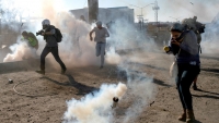 Migrantes son golpeados por gases lacrimógenos luego de que cientos intentaron cruzar ilegalmente la frontera de México con los EE.UU. en Tijuana, México, el 25 de noviembre de 2018.