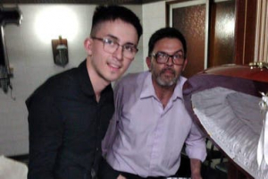 La segunda foto que se viralizó incluyó a dos empleados de la casa funeraria donde prepararon el cuerpo de Maradona