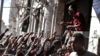 Palestinos esperan en largas colas para comprar pan en la única panadería en Gaza, el 24 de octubre de 2024.