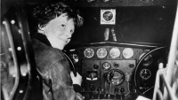 Amelia Earhart antes de su último despegue el 2 de julio de 1937
