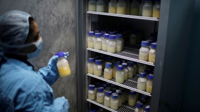 Imagen ilustrativa / Biberones de leche materna.