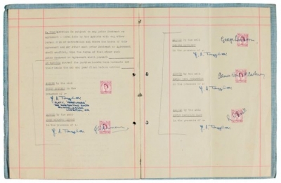 Fotografía facilitada por la casa de subastas Sotheby's, del primer contrato firmado por los Beatles y su representante Brian Epstein.