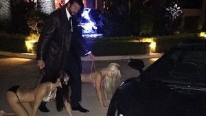 'Candyman', el magnate que pasea a su mujer como un perro