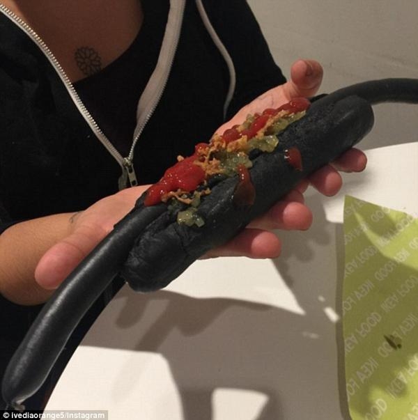 Hot dogs negros, la nueva moda en Japón