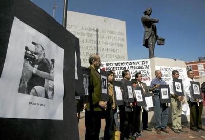 Varios periodistas muestran fotografías de sus colegas asesinados (año 2010).