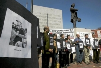 Varios periodistas muestran fotografías de sus colegas asesinados (año 2010).