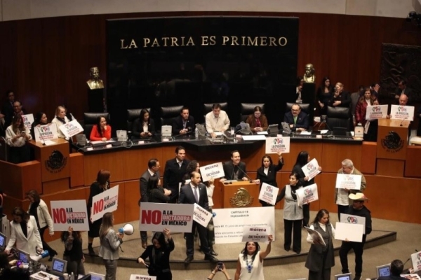 Los opositores hicieron todo lo posible por reventar la sesión al tomar la tribuna del recinto.