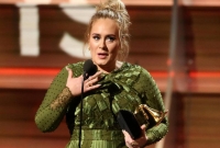 Adele al recoger uno de los premios Grammy.