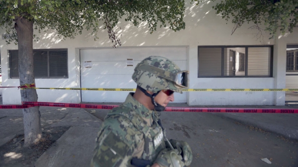 Un soldado vigila una casa donde cinco personas murieron durante una operación para capturar a &#039;El Chapo&#039; Guzmán, 10 de enero de 2016.