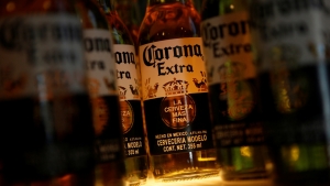 Una botella de la cerveza Corona Extra