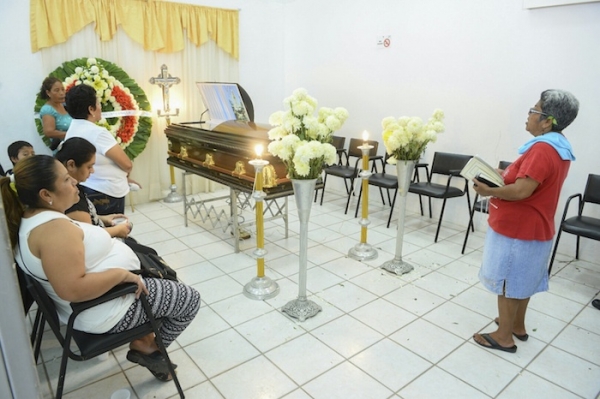El IMSS y el ISSSTE ofrecen servicios funerarios. 