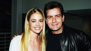 Charlie Sheen junto a su ex esposa Denise Richards