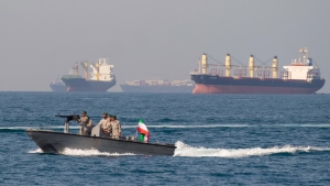 La sombría "bienvenida" de militares de Irán a la llegada de fuerzas de EE.UU. al estrecho de Ormuz