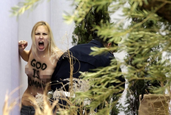 Activista de Femen intenta robar niño Jesús del Vaticano