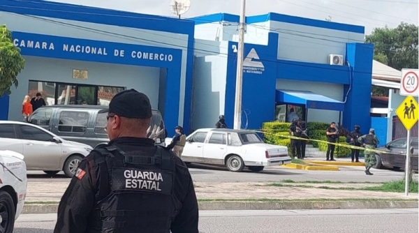 Policías resguardan la zona donde ocurrió el homicidio.