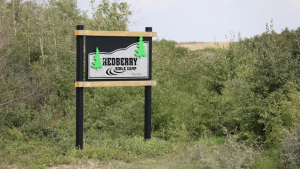 Un miembro del personal del Campamento Bíblico Redberry al norte de Saskatoon supuestamente realizó un exorcismo en un niño preadolescente este verano, luego entregó tarjetas de presentación y les dijo a los niños reunidos que solo él podía mantener alejados a los demonios, según un funcionario del gobierno.