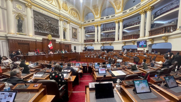 Parlamentarios dentro del hemiciclo de sesiones del Congreso, en Lima, Perú, el 10 de enero de 2022