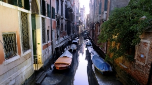 Góndolas en un canal en Venecia durante la marea baja, el 11 de enero de 2020.