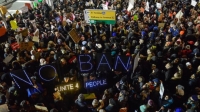 La orden de Donald Trump que prohibe la entrada de ciudadanos de siete países desató protestas en el aeropuerto John F. Kennedy de Nueva York.