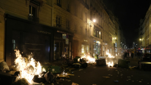 Basura quemada por manifestantes durante una protesta cerca de la plaza de la Concordia, París, Francia, el 16 de marzo de 2023.