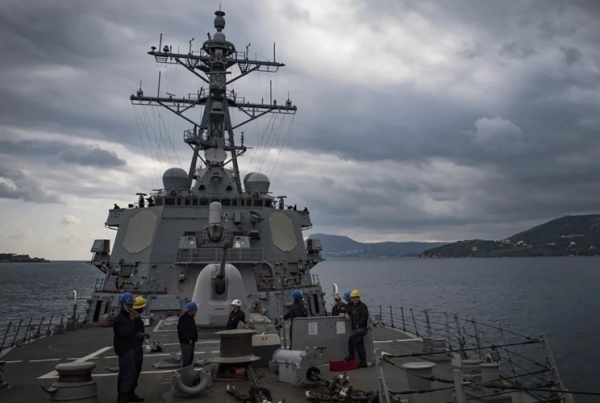 Los barcos se enfrentan a un ataque reivindicado por los hutíes en el Mar Rojo mientras las autoridades dicen que un buque de guerra estadounidense también dispara en defensa propia