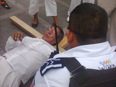 Don Juan quiso cumplir su palabra… pero los policías no dejaron que lo crucificaran; en la tarde en la plaza principal de Vallarta, el parroquiano dijo que volverá, pero ya crucificado