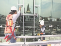 El edificio fue construido en 1982 y parte de su estructura no se apegaba a las normas actuales de construcción y protección civil