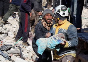 Un hombre llora al ver que el cuerpo de su bebé es rescatado de entre los escombros, en la ciudad de Harim, Siria