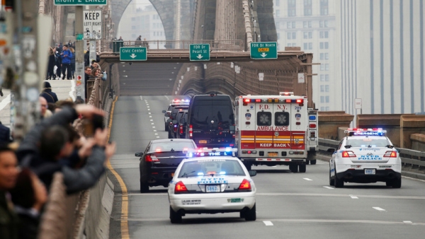 Una caravana que traslada a Joaquín Guzmán Loera, alias ‘El Chapo’ cruza el puente de Brooklyn el 15 de febrero de 2018.