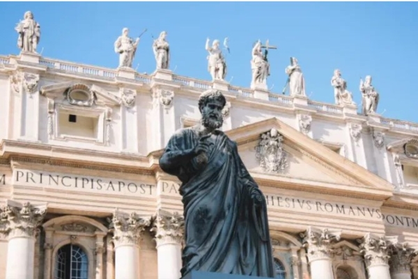 Escultura de San Pedro fuera de la Basílica de San Pedro en el Vaticano.