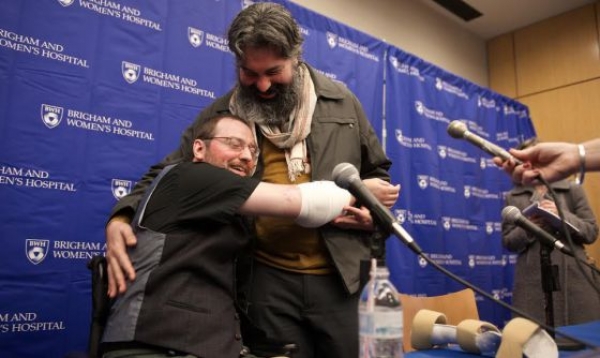 Will Lautzenheiser ensaya un abrazo durante la rueda de prensa.