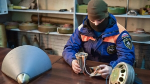 Un especialista ruso muestra por primera vez el carenado de la cabeza y la espoleta del misil anglofrancés Storm Shadow, 1 de febrero de 2024.