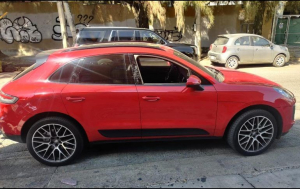 La camioneta Porsche Macan, modelo 2020, en color rojo, circulaba sin placas.