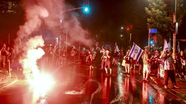 Manifestantes encienden bengalas cerca a la residencia del primer ministro israelí, Benjamín Netanyahu, en Jerusalén, el 17 de junio de 2024.